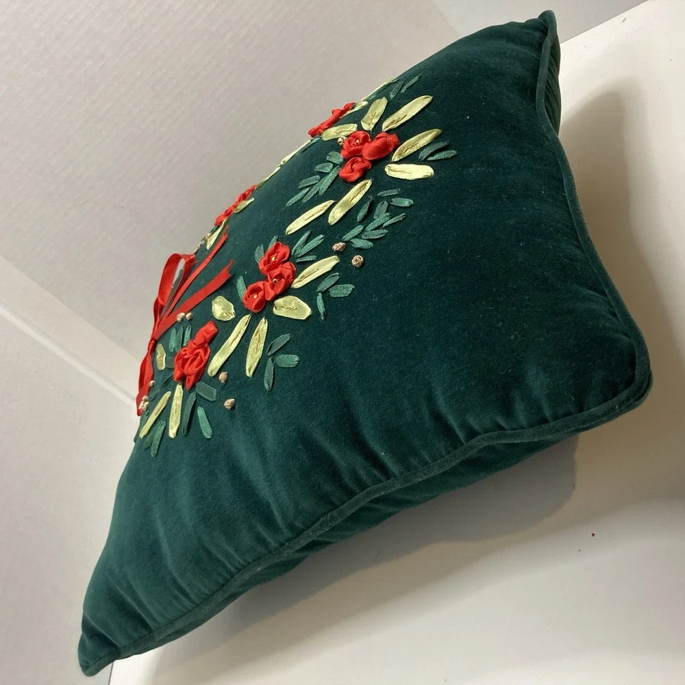 Vtg Velvet Green Embroidery & Ribbon Flowers‎ Christmas Wreath Pillow 15